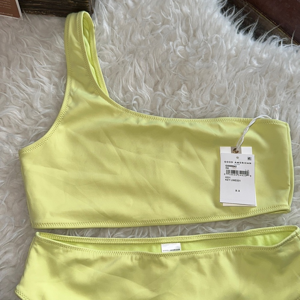 NWT Good American Key Lime Hot Shoulder Bikini Top Size 3 L